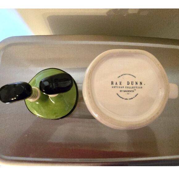 Rae Dunn "Kiss Me" Mug w/Leprechaun Legs Topper to Keep Drink Warm NWOT - Picture 4 of 4